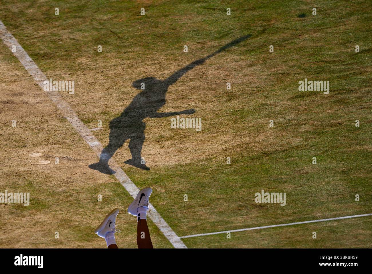 LONDRES, ROYAUME-UNI 19 juin : une ombre de Carlos Alcaraz (ESP) lors de l'ATP 500 le jour 8 des Championnats HSBC 2025 au Queen's Club le jeudi 19 juin 2025 à LONDRES, ROYAUME-UNI. Crédit : Taka Wu/Alamy Live News Banque D'Images