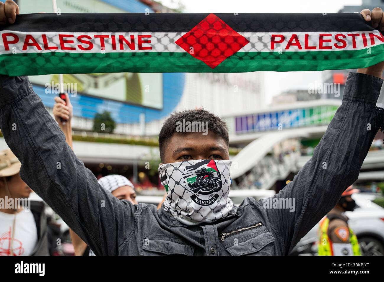 Un manifestant brandit une écharpe palestinienne pendant la manifestation. Une marche de solidarité pour Gaza a eu lieu à Bangkok. Organisé par la Palestine Solidarity Campaign (PSC), l'événement a rassemblé des manifestants appelant à un cessez-le-feu, à la fin du génocide, de l'apartheid et de l'occupation, et à l'accès de l'aide humanitaire à Gaza. Les participants portaient des drapeaux palestiniens et des pancartes avec divers messages de soutien. Banque D'Images