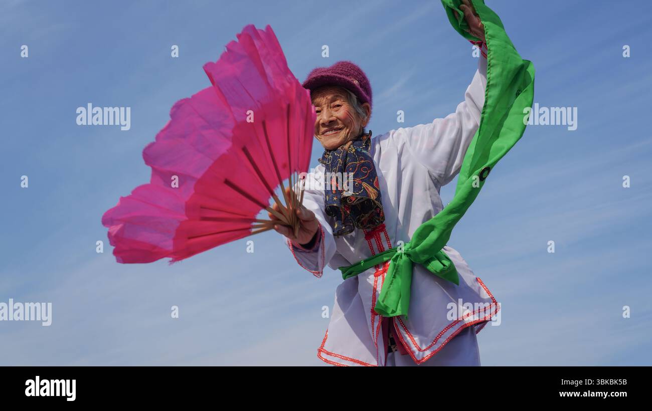Comté de Luannan, Chine - 14 février 2025 : les gens jouent yangko sur la place pour célébrer le festival traditionnel chinois - Festival du printemps. Banque D'Images