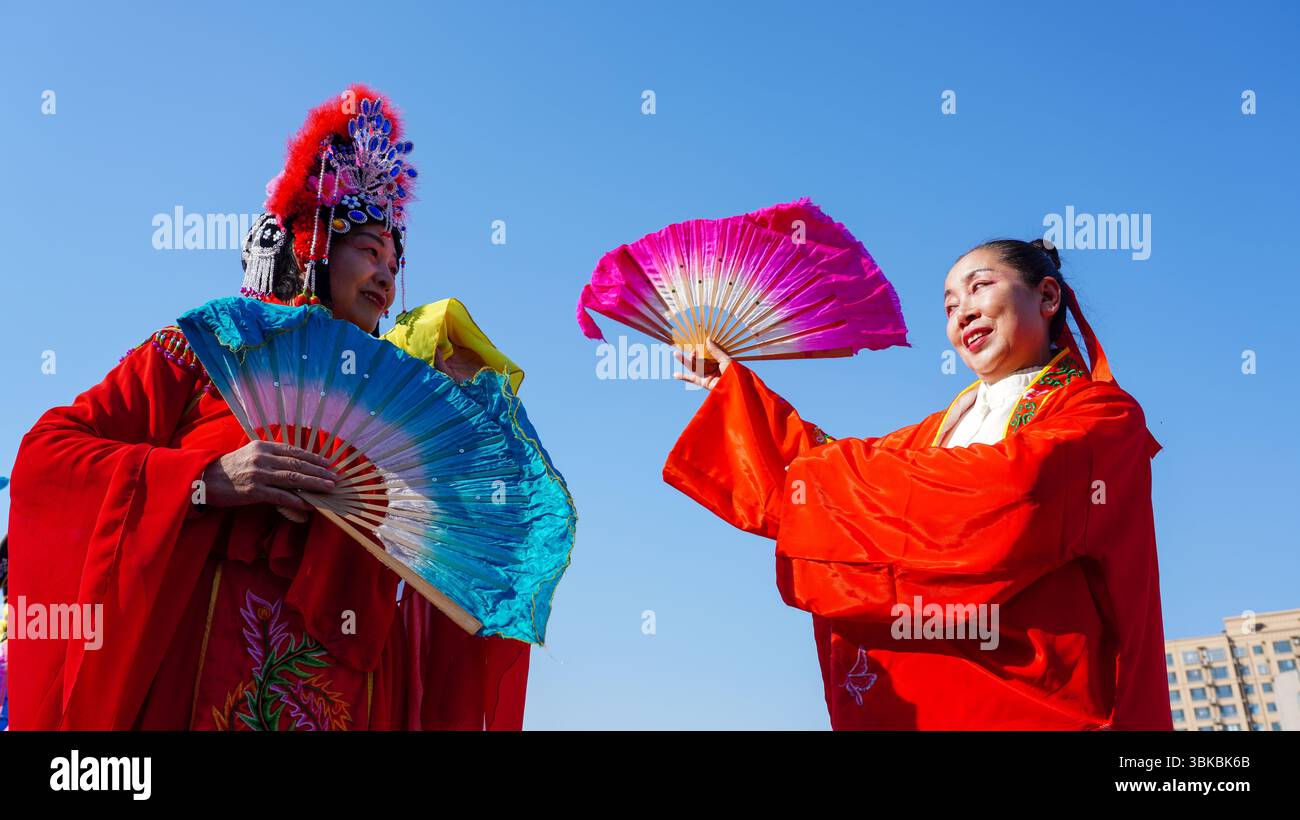 Comté de Luannan, Chine - 14 février 2025 : les gens jouent yangko sur la place pour célébrer le festival traditionnel chinois - Festival du printemps. Banque D'Images