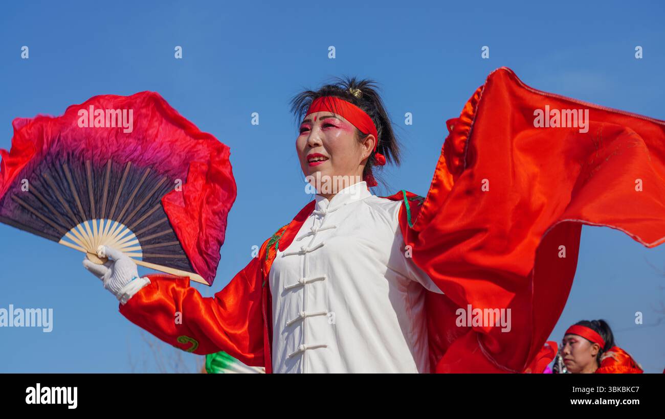 Comté de Luannan, Chine - 14 février 2025 : les gens jouent yangko sur la place pour célébrer le festival traditionnel chinois - Festival du printemps. Banque D'Images