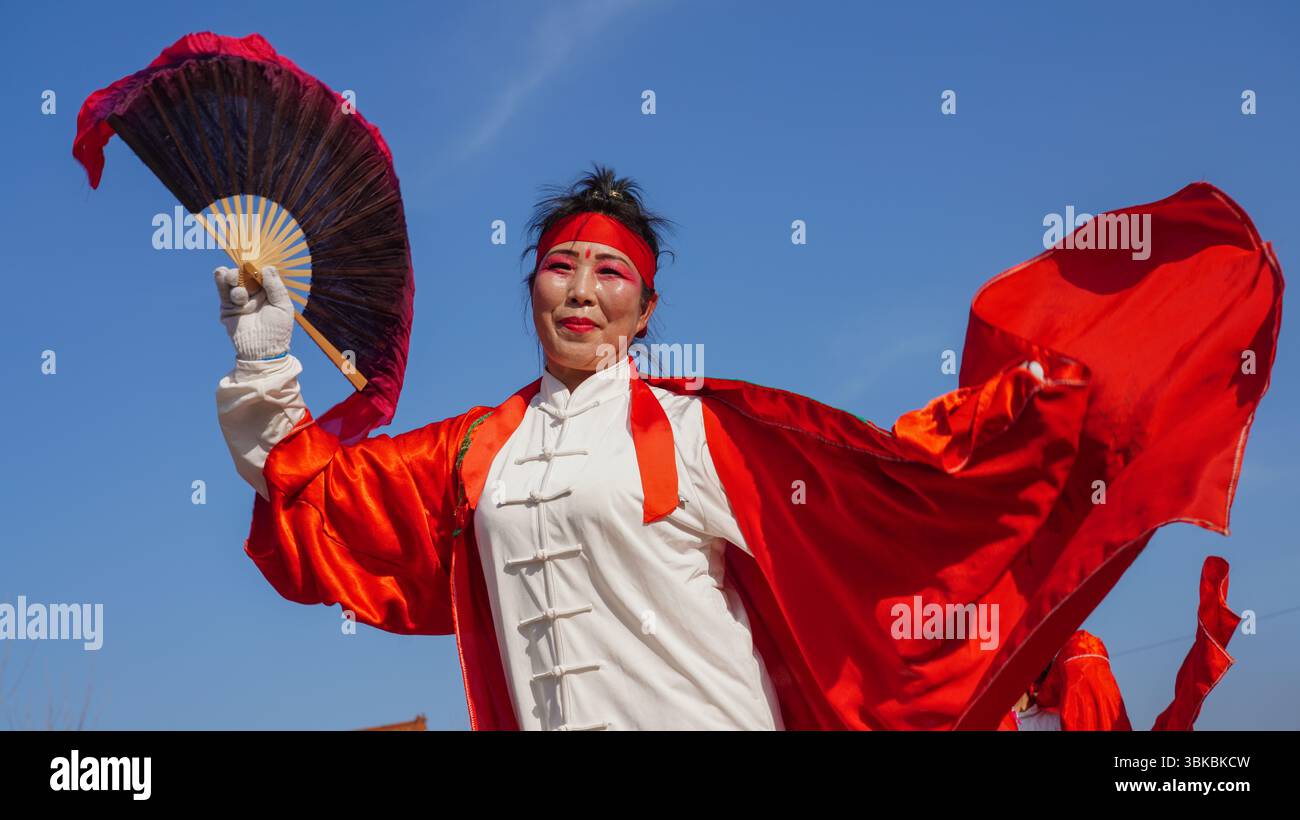 Comté de Luannan, Chine - 14 février 2025 : les gens jouent yangko sur la place pour célébrer le festival traditionnel chinois - Festival du printemps. Banque D'Images