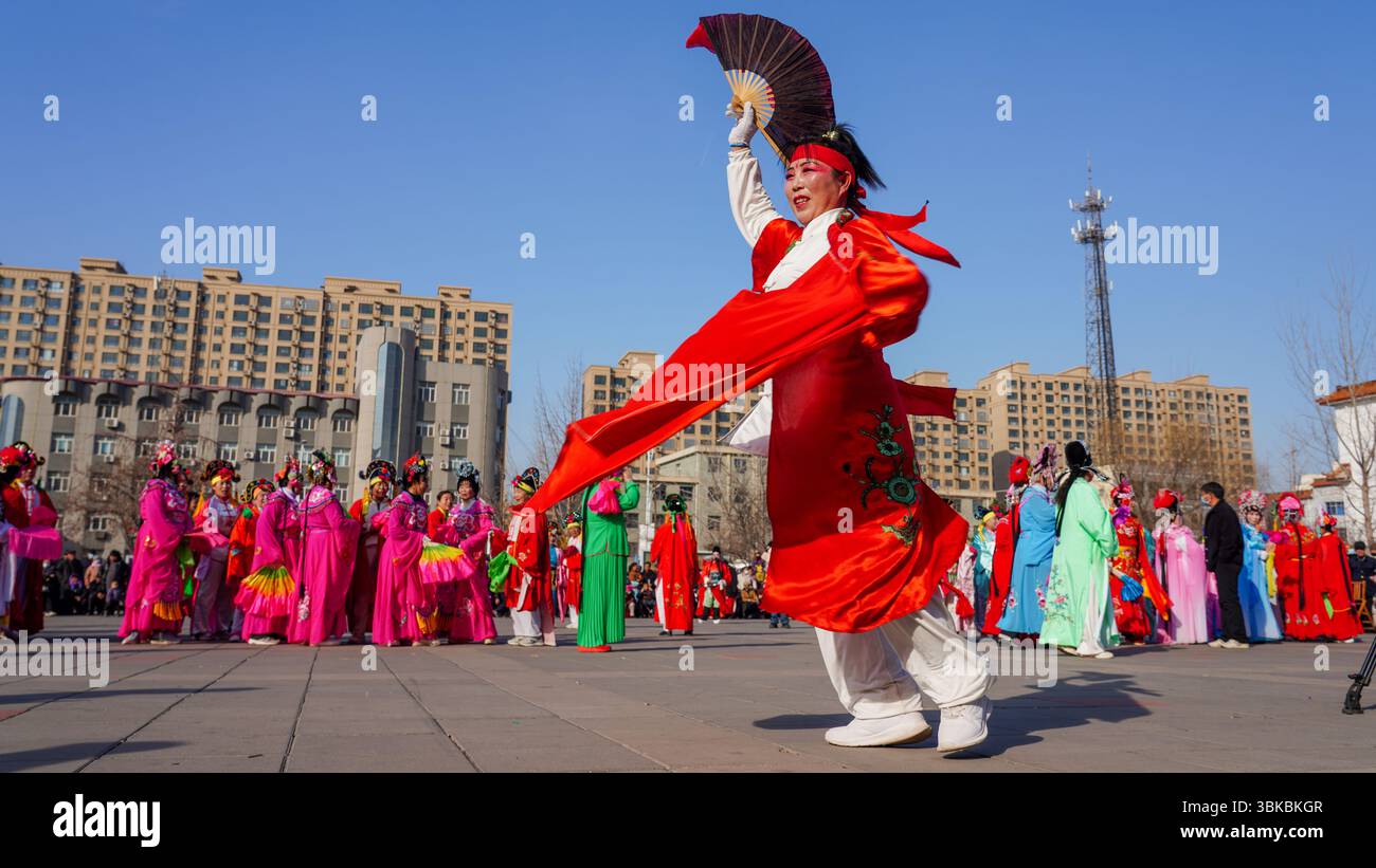 Comté de Luannan, Chine - 14 février 2025 : les gens jouent yangko sur la place pour célébrer le festival traditionnel chinois - Festival du printemps. Banque D'Images