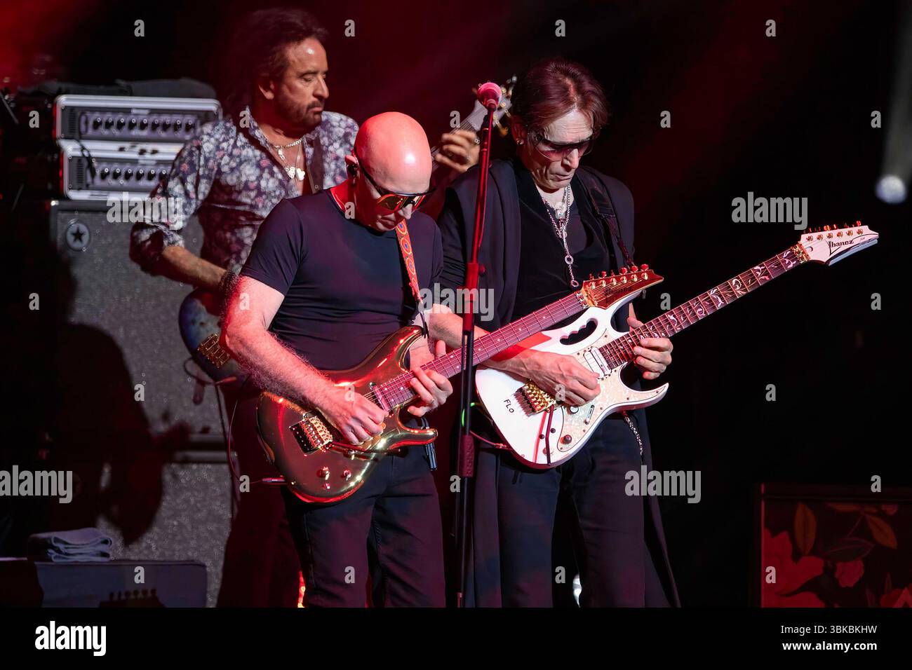 Manchester, Angleterre, 19 juin 2025. SatchVai Band joue à o2 Apollo à Manchester sur leur surf avec le Hydra 2025 Tour. Crédit : Izzy Clayton/Alamy Live News Banque D'Images