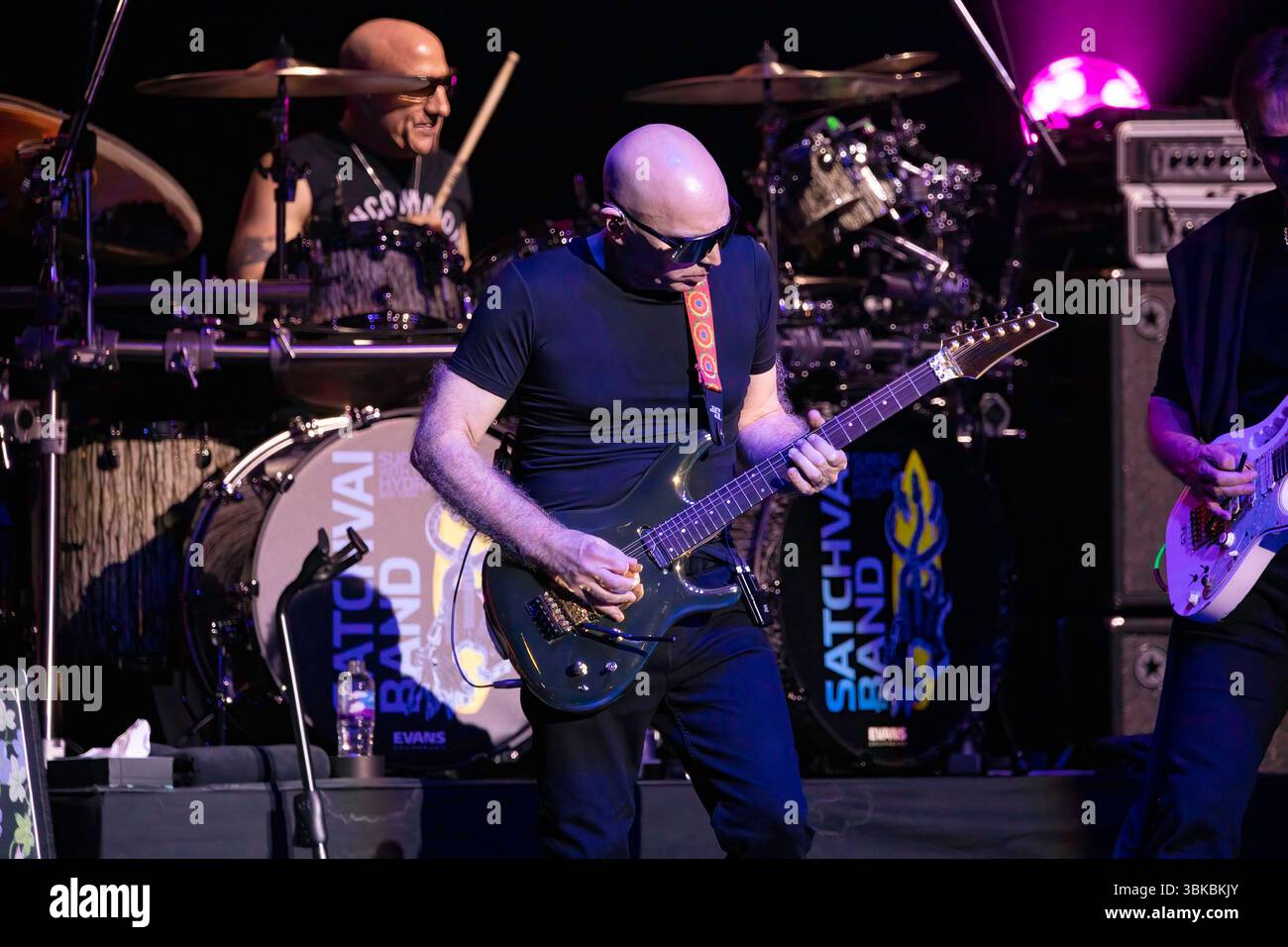 Manchester, Angleterre, 19 juin 2025. SatchVai Band joue à o2 Apollo à Manchester sur leur surf avec le Hydra 2025 Tour. Crédit : Izzy Clayton/Alamy Live News Banque D'Images