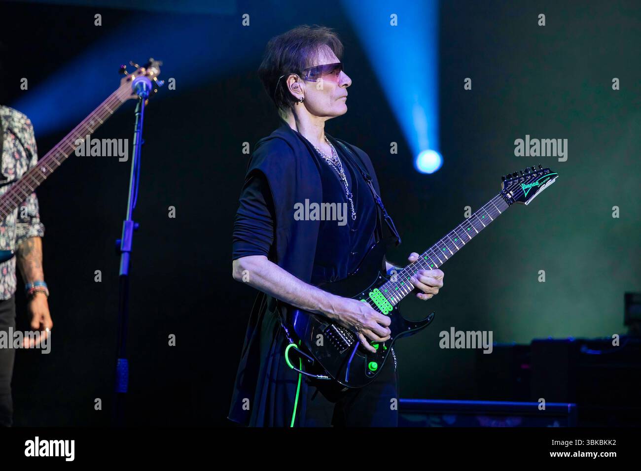 Manchester, Angleterre, 19 juin 2025. SatchVai Band joue à o2 Apollo à Manchester sur leur surf avec le Hydra 2025 Tour. Crédit : Izzy Clayton/Alamy Live News Banque D'Images
