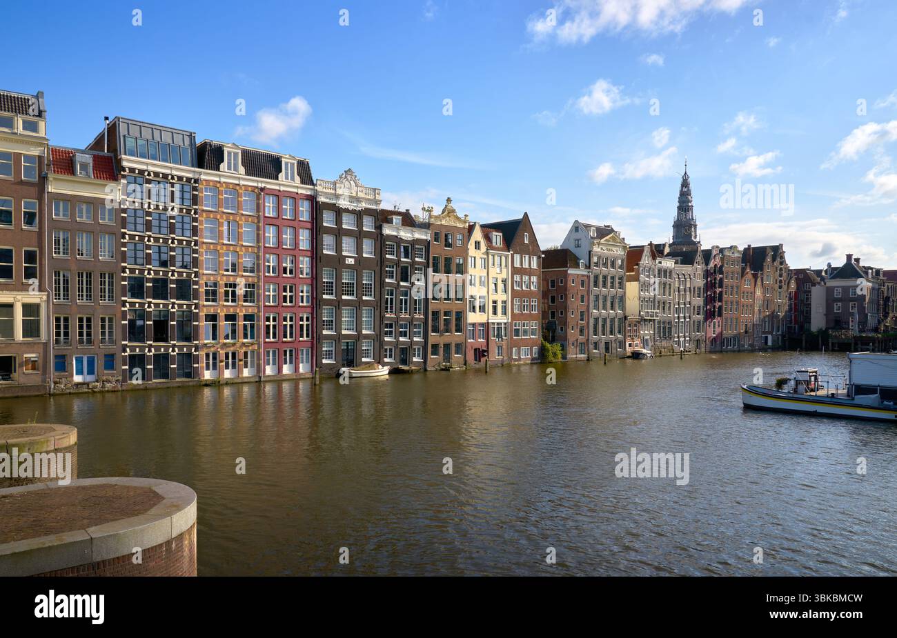 Damrak Dancing Houses and Reflections Amsterdam pays-Bas. Les célèbres maisons de danse Damrak d'Amsterdam et les reflets du canal par une journée ensoleillée. Banque D'Images