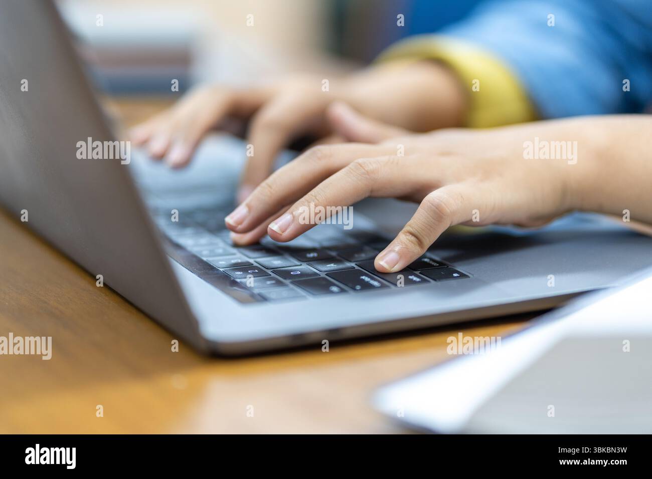 Gros plan des mains d'un étudiant ou d'un professionnel tapant sur un ordinateur portable, travaillant sur un devoir, écrivant un e-mail, naviguant sur Internet ou codin Banque D'Images