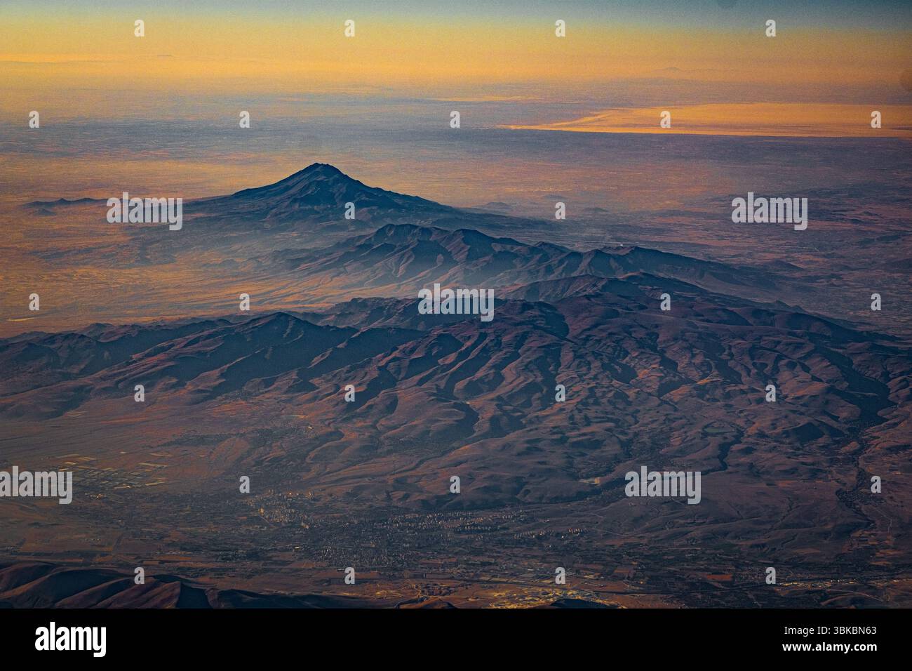 Vue aérienne de la chaîne de montagnes volcaniques et des plaines environnantes dans le centre de la Turquie, photographiée depuis un avion commercial. L'image capture le d Banque D'Images