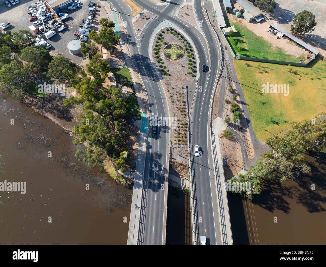 Voitures sur un double pont traversant une rivière brune à Hotsham dans le Victoria, Australie. Banque D'Images
