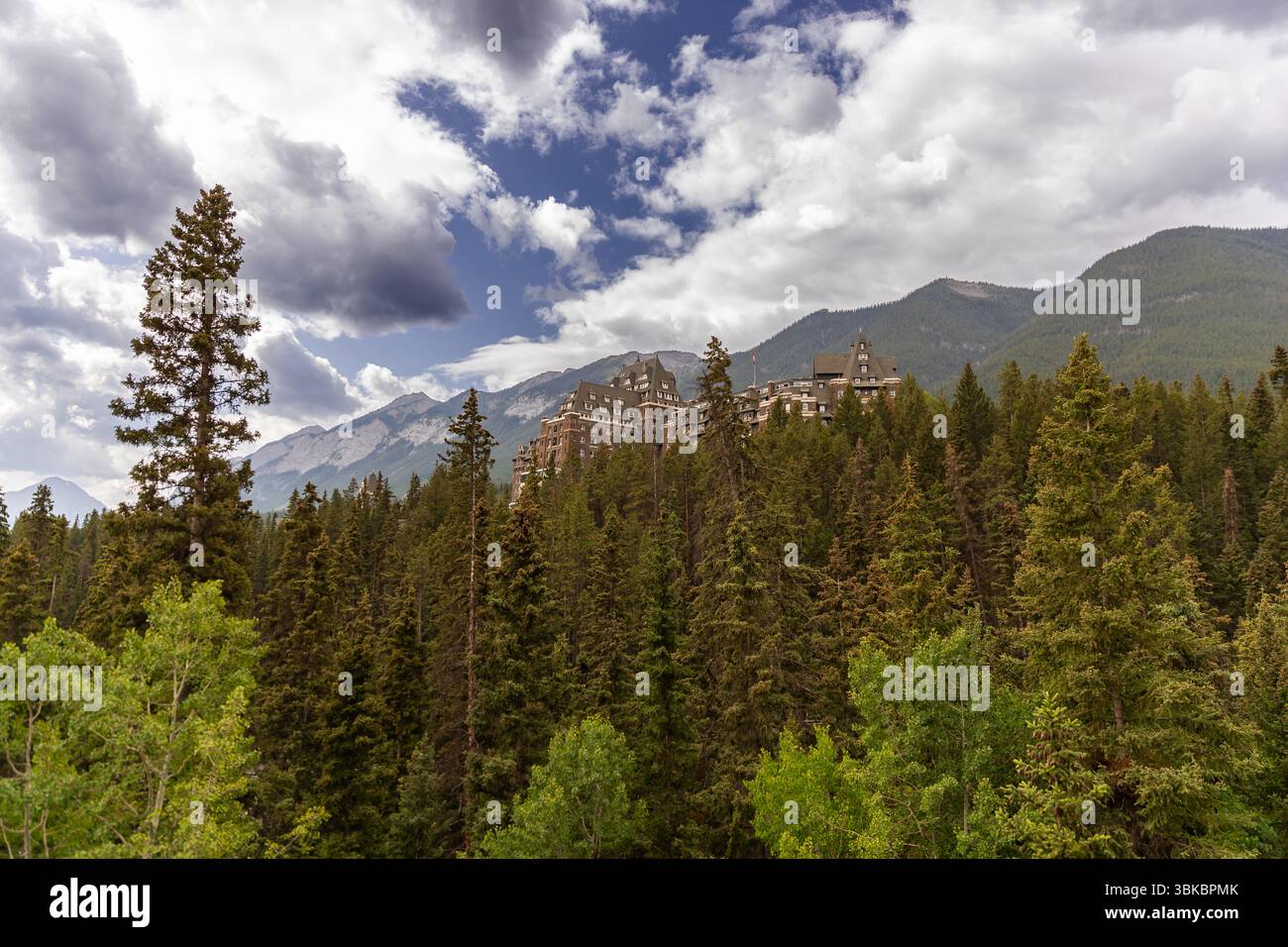 Ouvert en 1888, l'hôtel Fairmont Banff Springs, plus communément appelé Banff Springs, est un lieu historique national du Canada. Banque D'Images