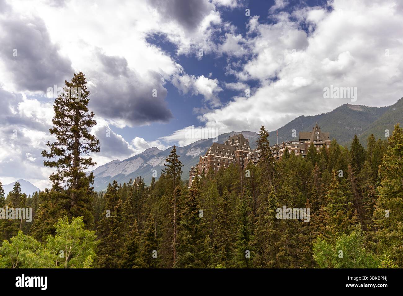 Ouvert en 1888, l'hôtel Fairmont Banff Springs, plus communément appelé Banff Springs, est un lieu historique national du Canada. Banque D'Images