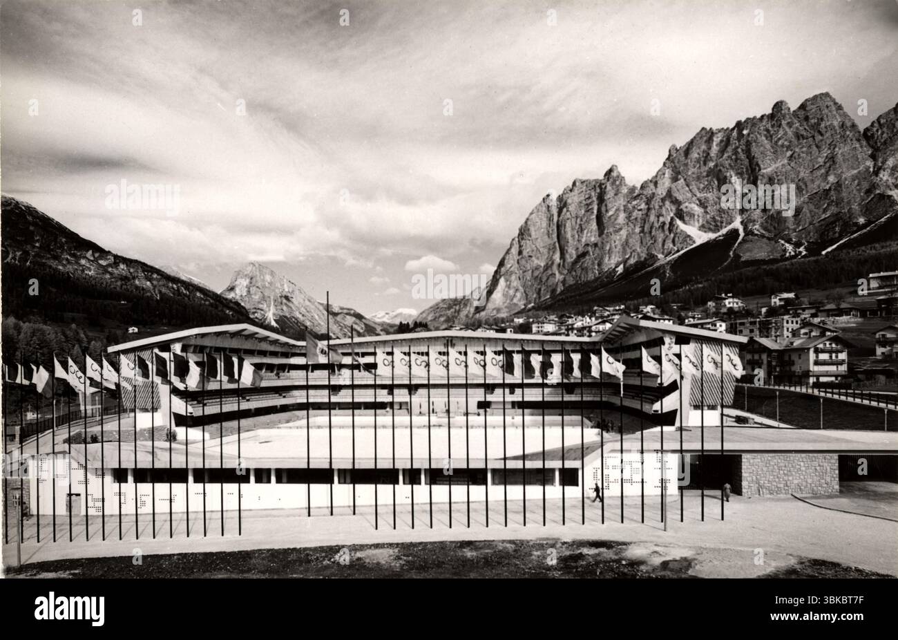 1956 , CORTINA D'AMPEZZO ( BELLUNO ), ITALIE : le nouveau Lo Stadio Olimpico del Ghiaccio ( le stade olympique de glace ) construit pour les VIIe JEUX OLYMPIQUES D'HIVER 1956 . Utilisé pendant l'événement, il a accueilli les cérémonies d'ouverture et de clôture, la plupart des matchs du tournoi de hockey sur glace (y compris le match titre) et les événements de patinage artistique. Construit entre 1952 et 1955, conçu par l'ingénieur M. Ghedina , les architectes Nalli et Uras, et l'ingénieur Carè ( calcul du béton armé ). Photographe inconnu . - ITALIE - DOLOMITI - DOLOMITE - TIROL - EX TIROLO - FOTO STORICHE - HISTOIRE - GEOGRAFIA - G Banque D'Images