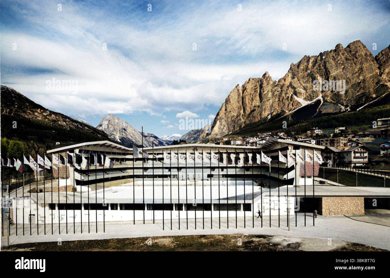 1956 , CORTINA D'AMPEZZO ( BELLUNO ), ITALIE : le nouveau Lo Stadio Olimpico del Ghiaccio ( le stade olympique de glace ) construit pour les VIIe JEUX OLYMPIQUES D'HIVER 1956 . Utilisé pendant l'événement, il a accueilli les cérémonies d'ouverture et de clôture, la plupart des matchs du tournoi de hockey sur glace (y compris le match titre) et les événements de patinage artistique. Construit entre 1952 et 1955, conçu par l'ingénieur M. Ghedina , les architectes Nalli et Uras, et l'ingénieur Carè ( calcul du béton armé ). Photographe inconnu . NUMÉRIQUEMENT COLORISÉ . - ITALIE - DOLOMITI - DOLOMITE - TIROL - EX TIROLO - FOTO STORICHE - H. Banque D'Images