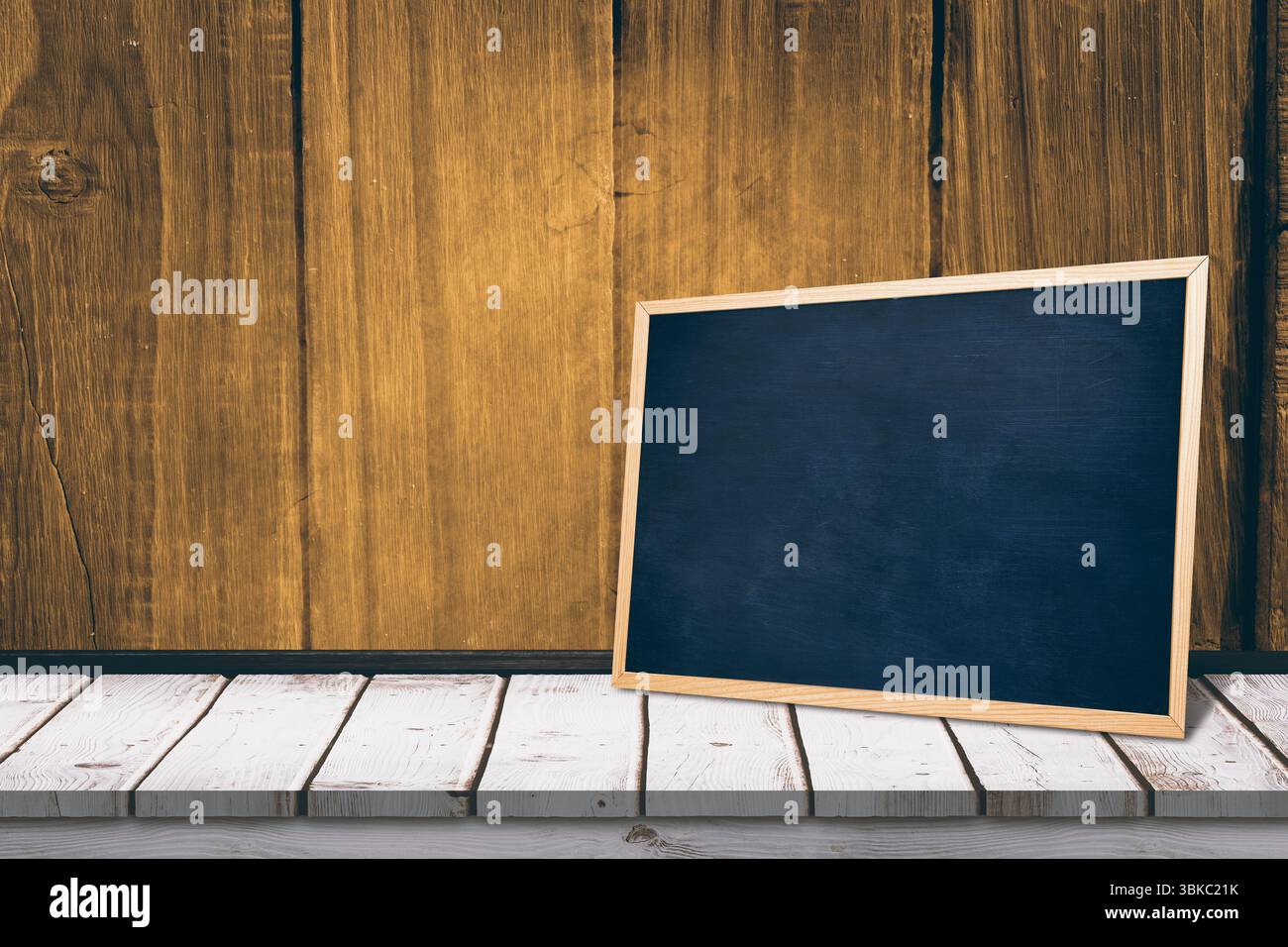 Tableau noir sur une table en bois Banque D'Images