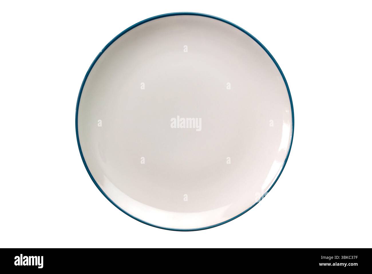 Vue de dessus de la plaque en céramique blanche avec bord bleu isolé sur fond blanc avec chemin de détourage. Banque D'Images