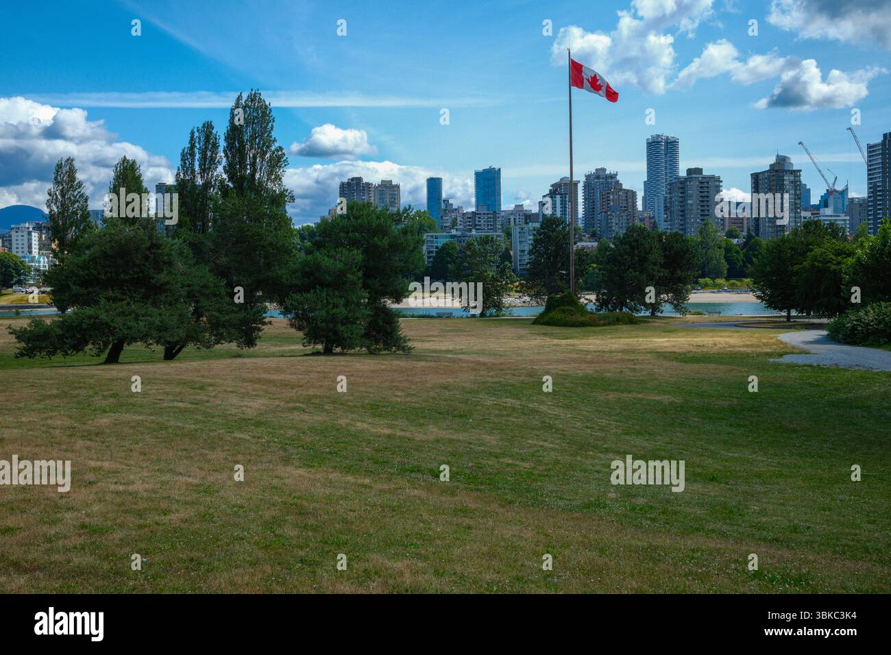 Vanier Park à Kitsilano, Vancouver avec le West End sur le site opposé de la baie English. Banque D'Images