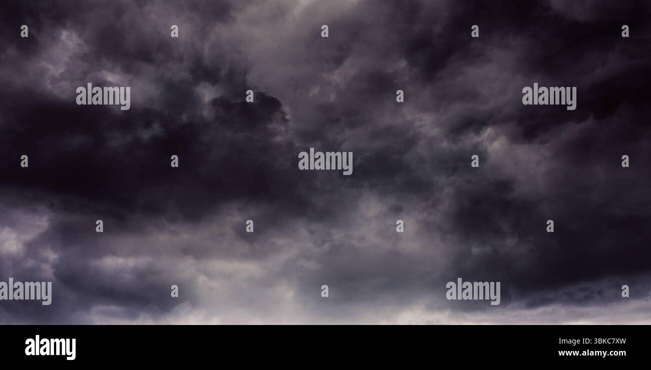 Les nuages turbulents tourbillonnent dans un design plat, avec des tons sombres suggérant le temps lourd Banque D'Images