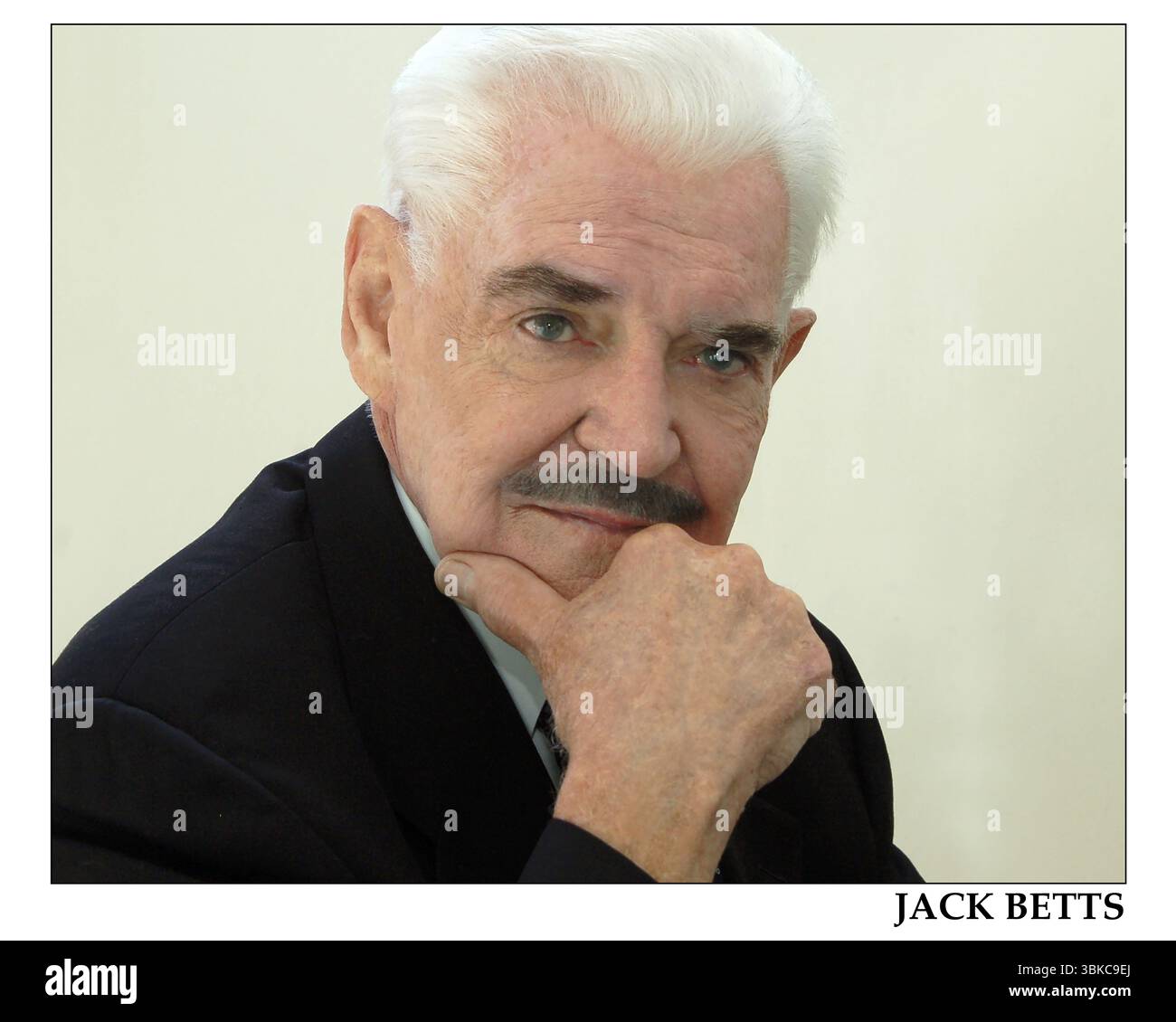 L'acteur Jack Betts pose pour une série de photos professionnelles prises par Sharon Graphics sur Quebec Drive dans les collines Hollywood, Los Angeles, Californie, le 18 juin 2010. La séance de portrait capture Betts dans une gamme d'expressions et de configurations d'éclairage, reflétant son expérience et sa polyvalence dans le cinéma, la télévision et la scène. Banque D'Images