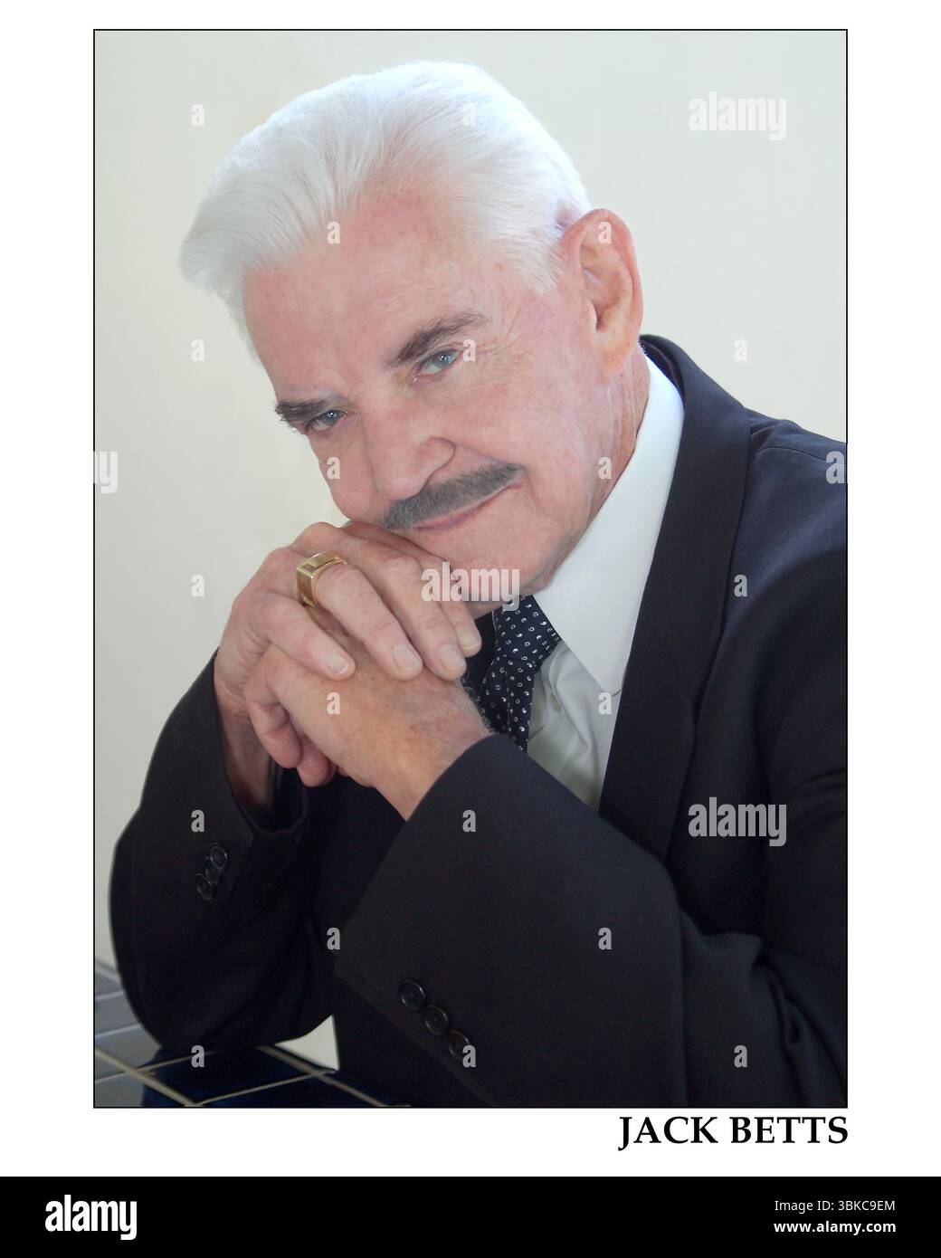 L'acteur Jack Betts pose pour une série de photos professionnelles prises par Sharon Graphics sur Quebec Drive dans les collines Hollywood, Los Angeles, Californie, le 18 juin 2010. La séance de portrait capture Betts dans une gamme d'expressions et de configurations d'éclairage, reflétant son expérience et sa polyvalence dans le cinéma, la télévision et la scène. Banque D'Images