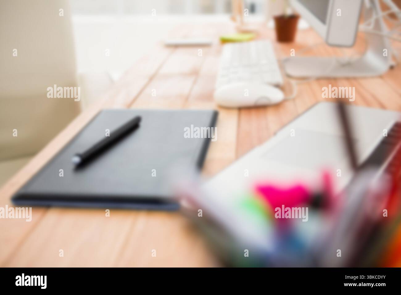 Tablette graphique sur table dans le bureau Banque D'Images