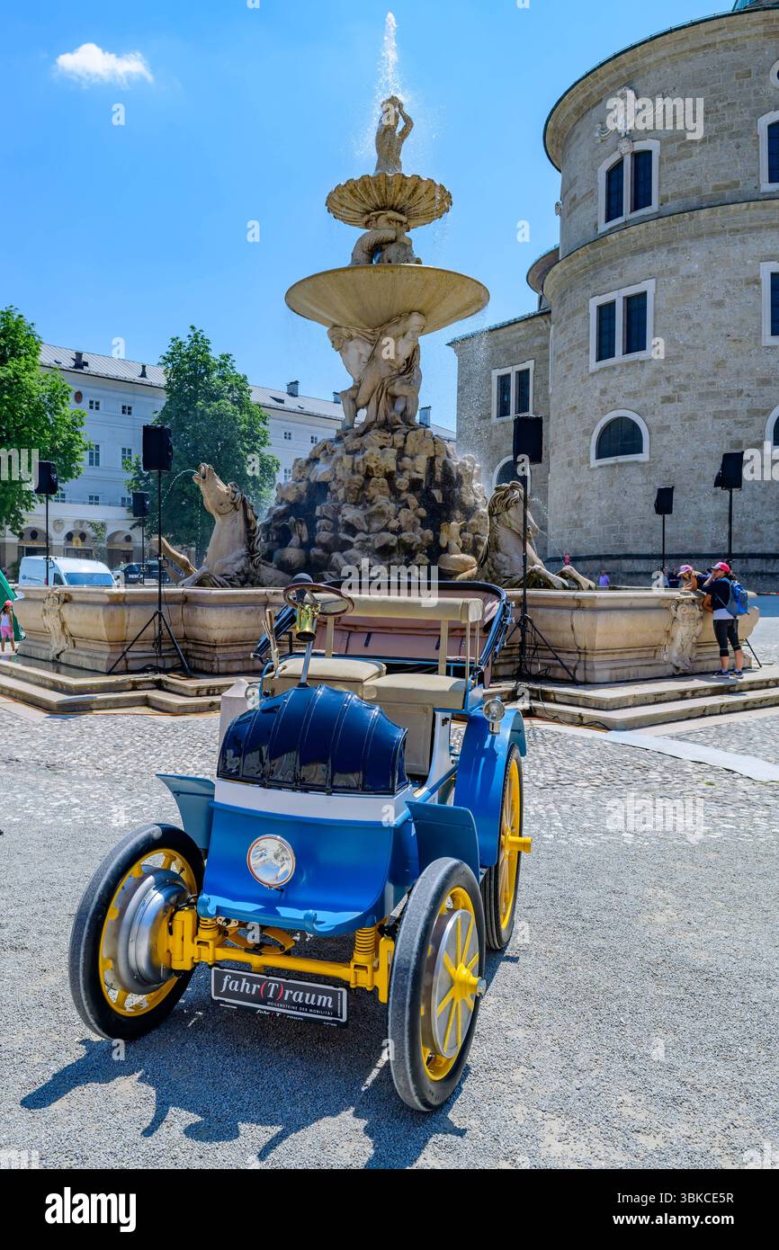 Salzbourg, autriche, 19 juin 2025, gaisbergrennen, compétition pour voitures anciennes, repplica de la lohner porsche, véhicule électrique de 1899 montré sur la place residenzplatz *** Salzbourg, Österreich, 19. Juni 2025, Gaisbergrennen, Oldtimerwettbewerb, Reliquie des Lohner Porsches, Elektrofahrzeug von 1899 auf dem Residenzplatz ausgestellt Copyright : xx Banque D'Images