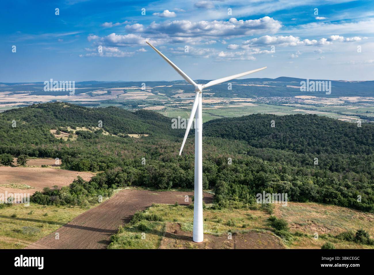 Vue aérienne aux pales de rotor de l'éolienne dans le parc éolien sur la colline Banque D'Images