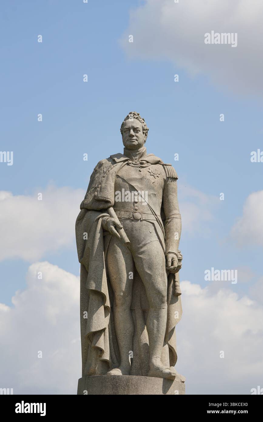 Statue de figure historique contre un ciel bleu avec des nuages. Greenwich, Londres, Angleterre Banque D'Images