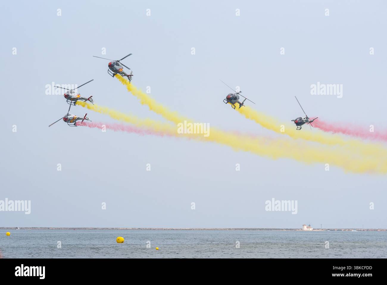Patrulla ASPA / Ala 78 équipe d'affichage d'hélicoptère de l'armée de l'air espagnole volant des hélicoptères Eurocopter EC-120 Colibri au salon aérien AIRE25, San Javier, Espagne Banque D'Images