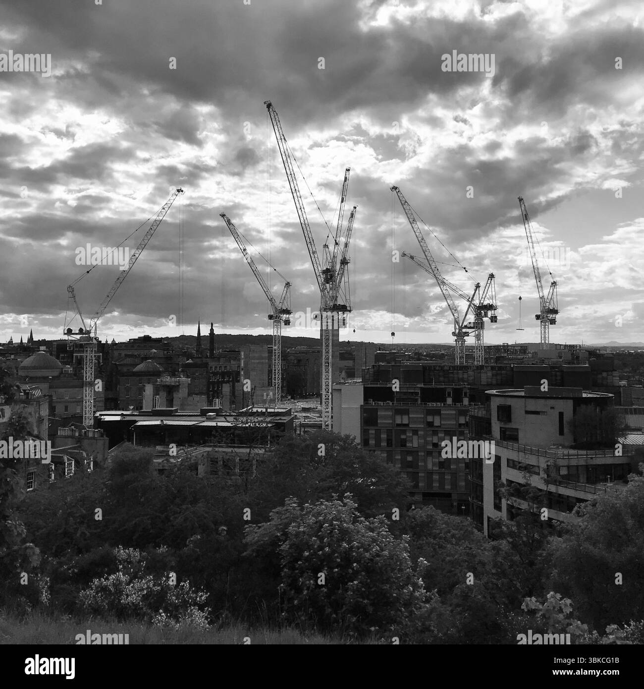 Grues Over Edinburgh : la construction moderne rencontre Historic Skyline, Écosse Banque D'Images