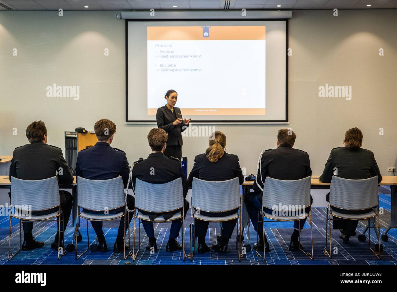 AMSTERDAM - Major Noort lors d'une journée de formation pour les étudiants militaires déployés pendant le sommet de l'OTAN. Ils ont été formés par la Défense sur le protocole, cérémonial, sensibilisation à la cybersécurité, réseau de communication C2000 et sensibilisation aux médias. ANP DINGENA mol pays-bas OUT - belgique OUT Banque D'Images AMSTERDAM - Major Noort lors d'une journée de formation pour les étudiants militaires déployés pendant le sommet de l'OTAN. Ils ont été formés par la Défense sur le protocole, cérémonial, sensibilisation à la cybersécurité, réseau de communication C2000 et sensibilisation aux médias. ANP DINGENA mol pays-bas OUT - belgique OUT Banque D'Images