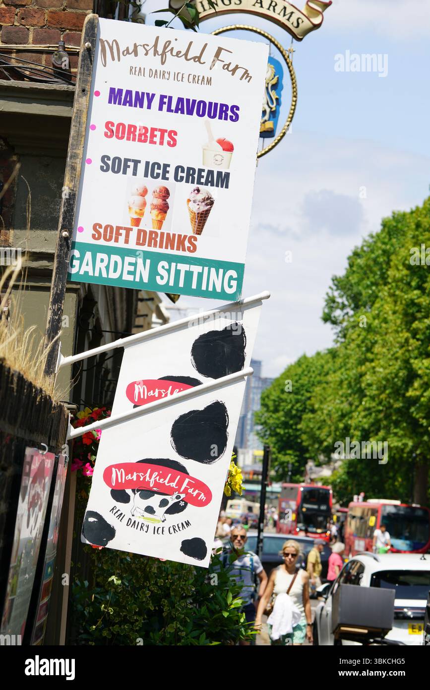 Boutique de crème glacée signe sur une rue ensoleillée avec Vibes d'été. Greenwich, Londres, Angleterre Banque D'Images