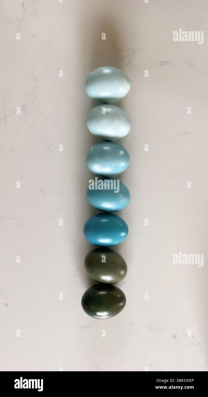 Gradient d'oeufs de couleur bleue disposés verticalement Banque D'Images