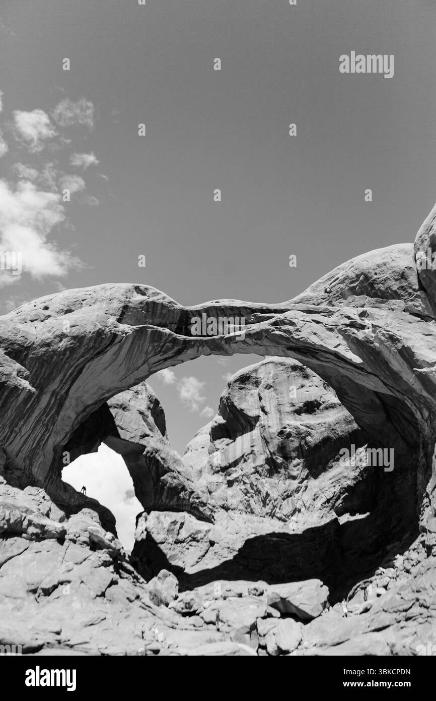 Arc double noir et blanc dans le parc national, Moab, Utah Banque D'Images
