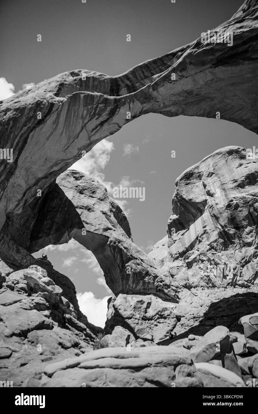Noir et blanc angle dramatique de double Arch, parc national de l'Utah Banque D'Images
