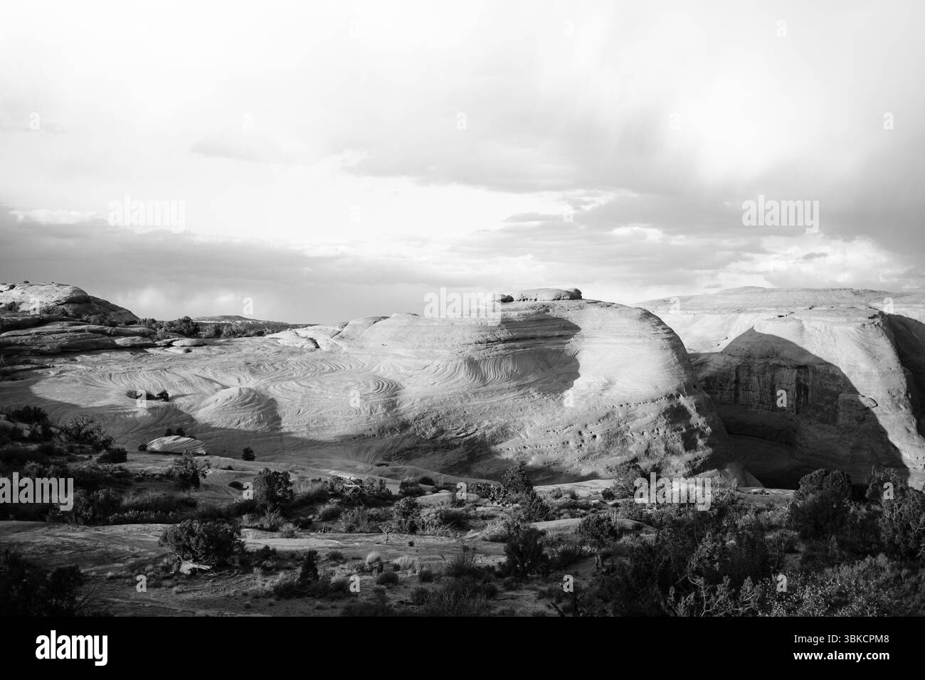 Formations rocheuses noires et blanches dans le parc national des Arches au coucher du soleil Banque D'Images
