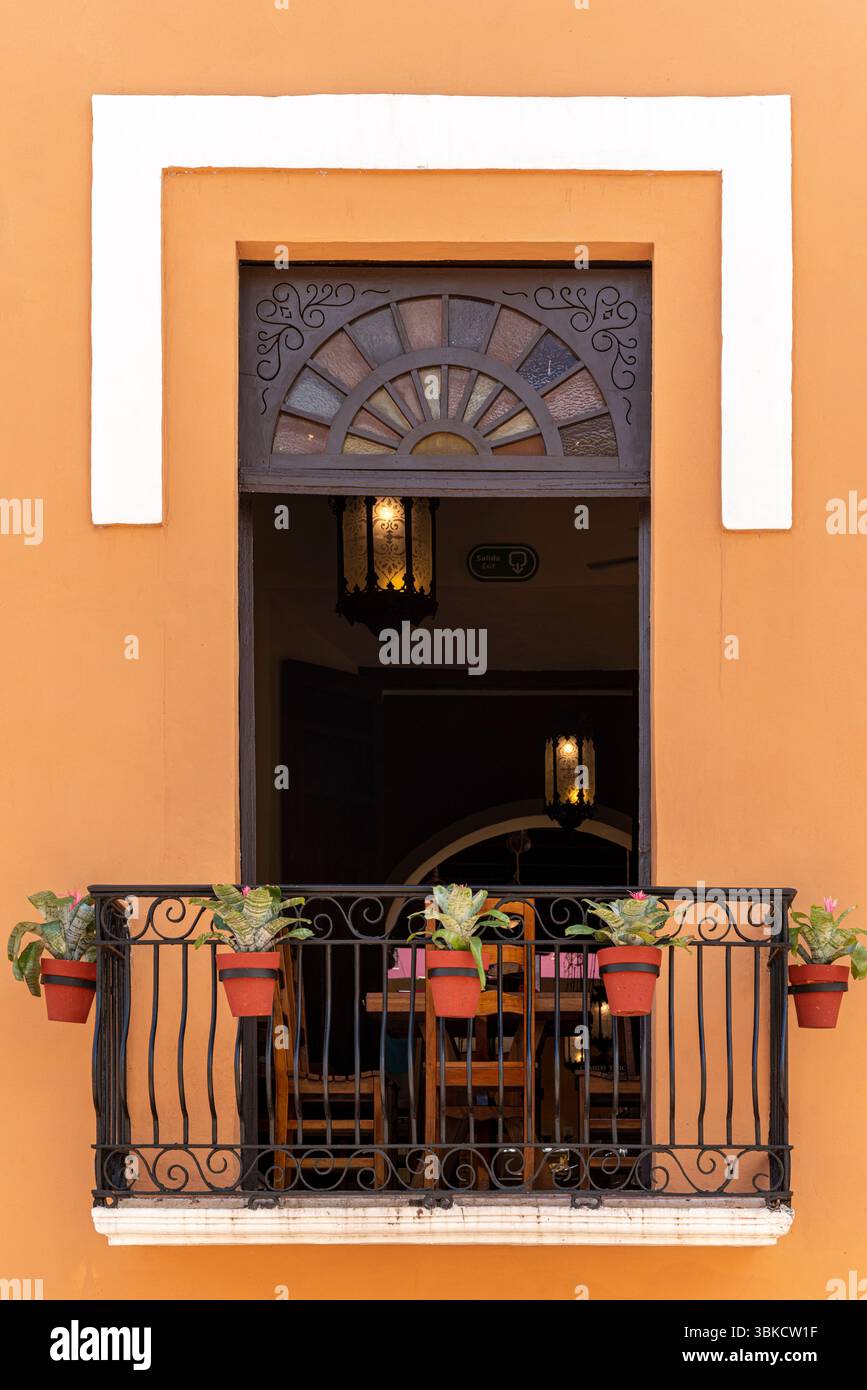 Bâtiment colonial orange avec fenêtre voûtée et architecture traditionnelle au Mexique, péninsule du Yucatan, Valladolid. Banque D'Images