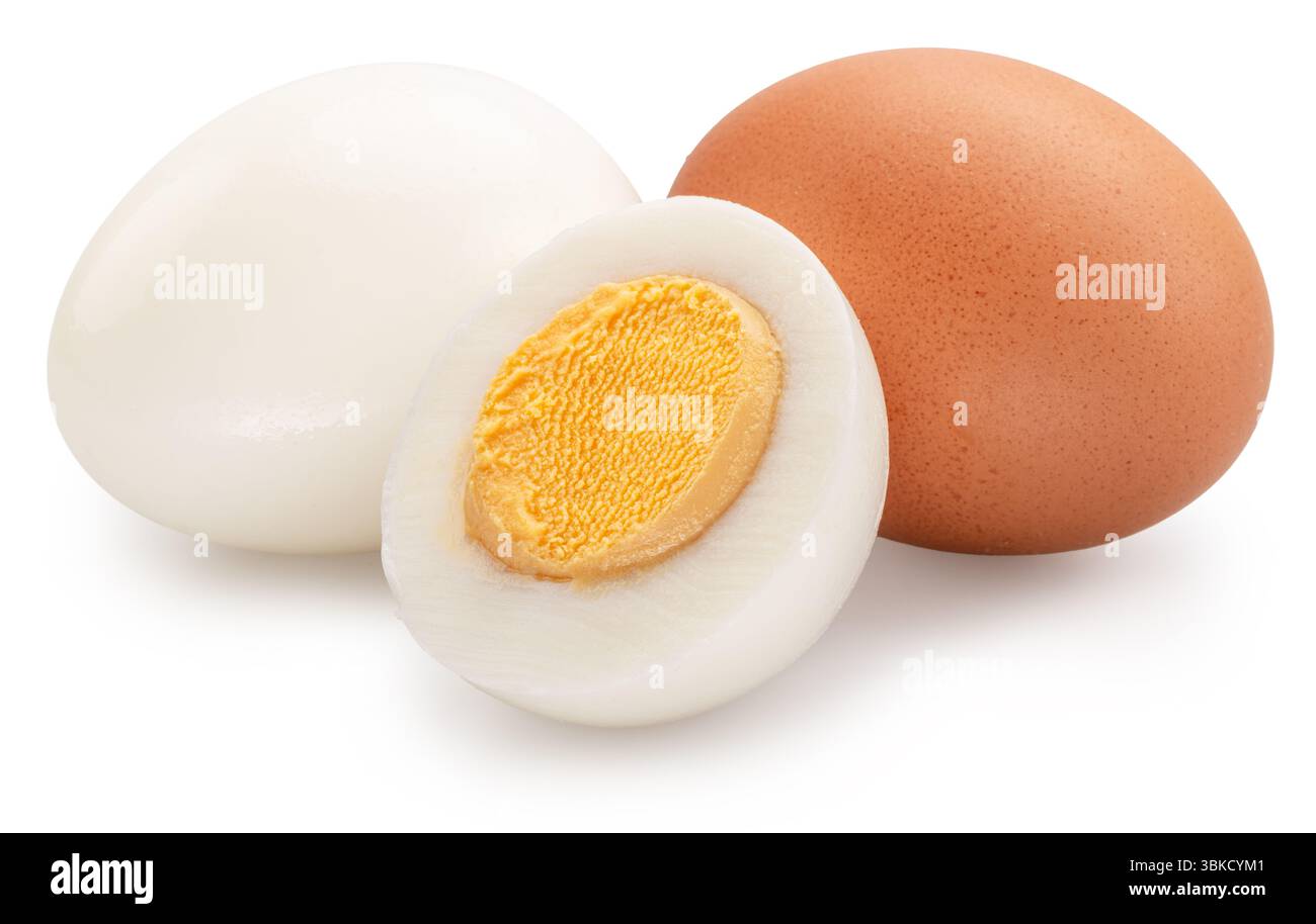 Groupe d'oeuf décortiqué, oeuf non décortiqué et la moitié d'oeuf de poule dur sur fond blanc. Le fichier contient des chemins de détourage. Banque D'Images