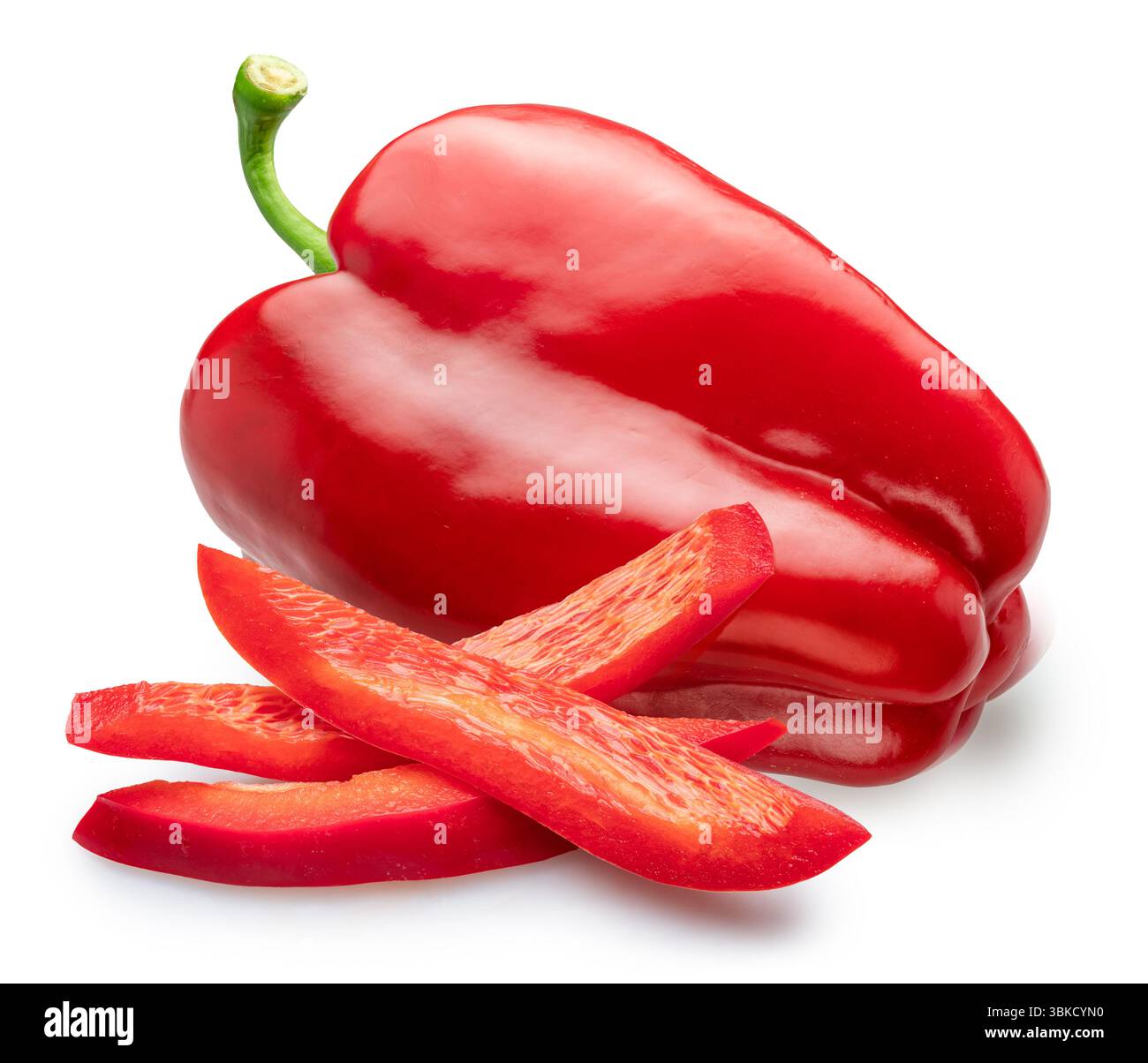 Poivron rouge et tranches longitudinales de poivre, isolés sur fond blanc. Le fichier contient un chemin de détourage. Banque D'Images