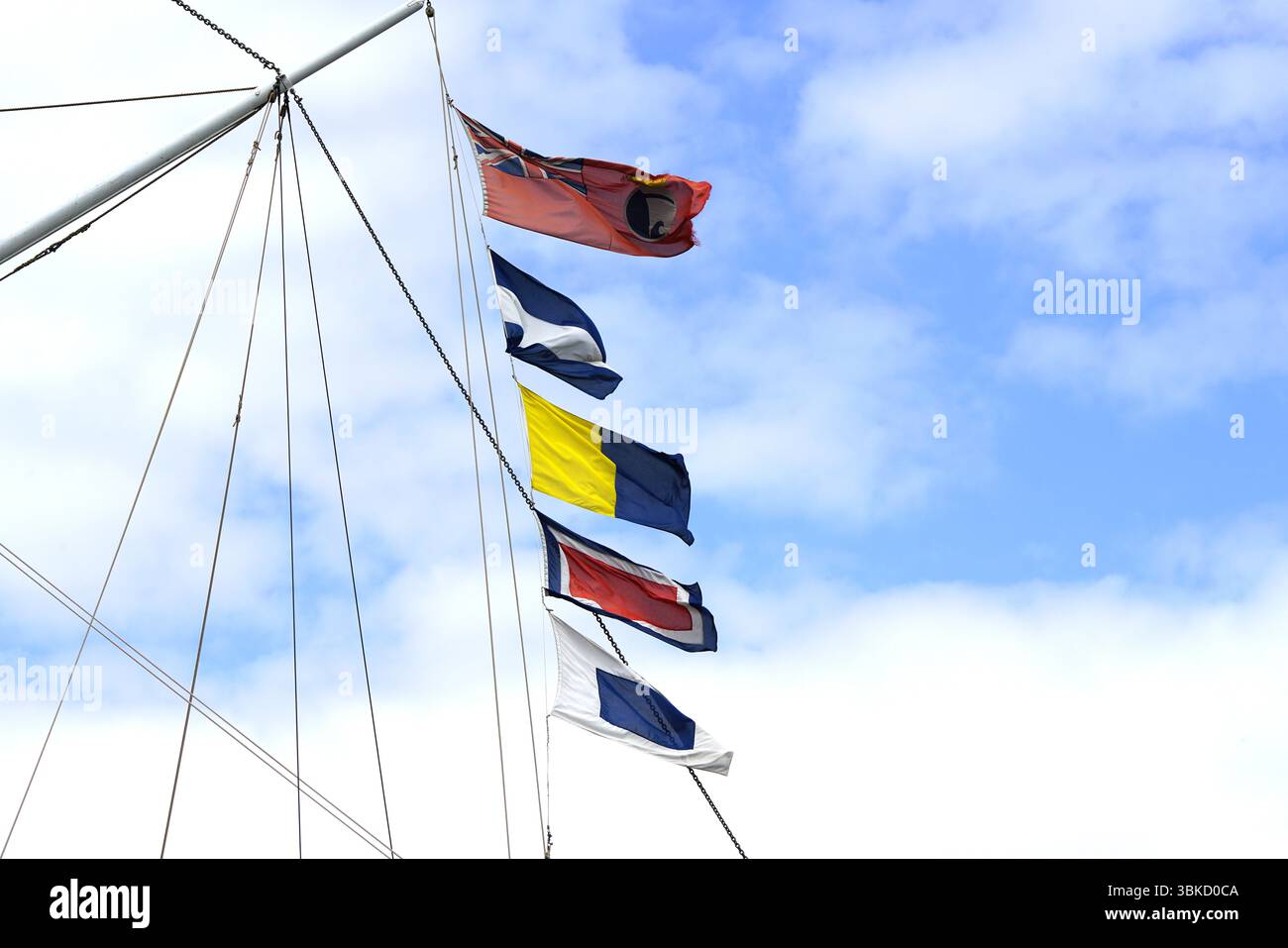 Drapeaux colorés de signal nautique volant contre un ciel bleu clair. Greenwich, Londres, Angleterre Banque D'Images