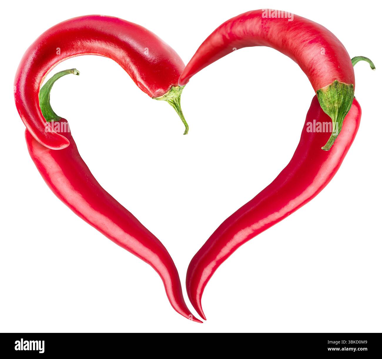Quatre piments forts rouges disposés en forme de coeur isolés sur fond blanc. Le fichier contient des chemins de détourage. Banque D'Images