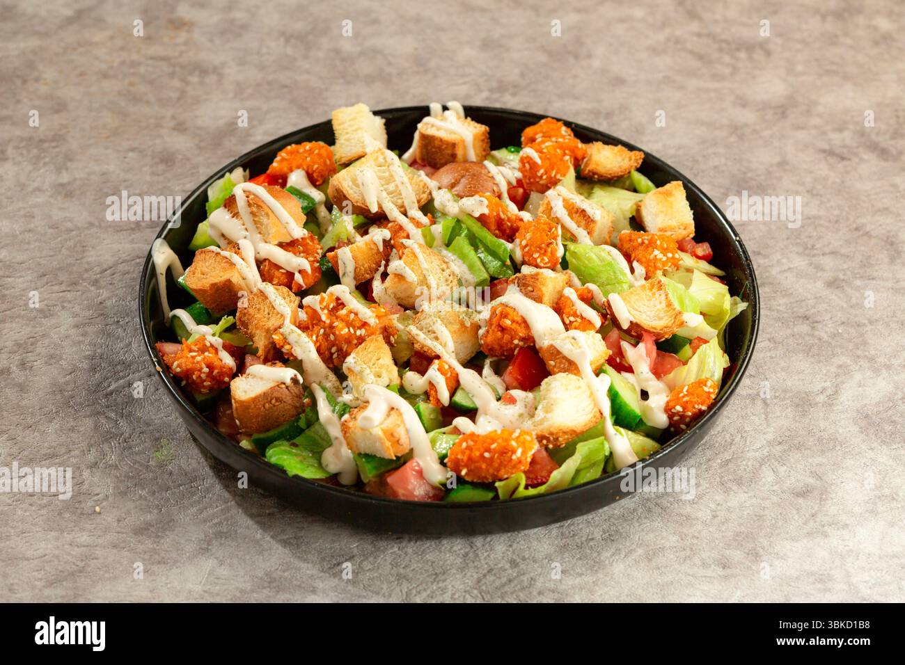 Salade de poulet schnitzel avec légumes et sauce. Banque D'Images