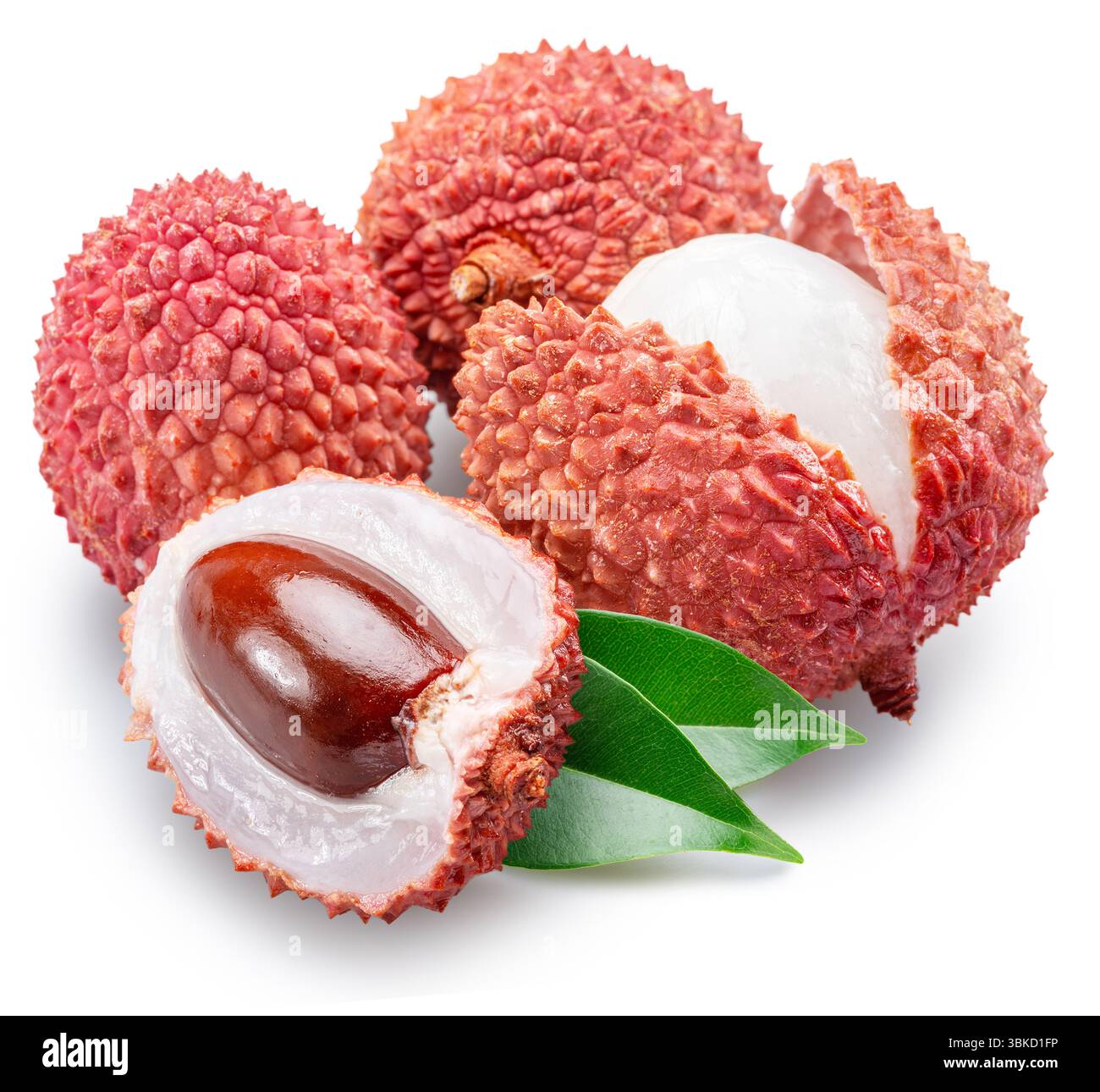 Fruits de litchi avec des feuilles vertes et litchi pelés en deux isolés sur fond blanc. Le fichier contient un chemin de détourage. Banque D'Images