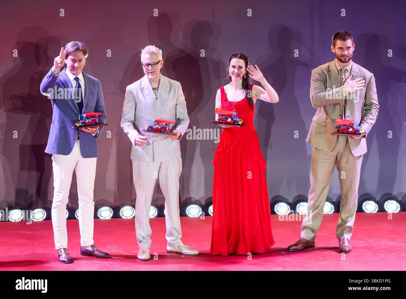 Pasay City, Philippines. 19 juin 2025. Le producteur de Superman Peter Safran (1er l), le réalisateur James Gunn (2e l), l'actrice Rachel Brosnahan (2e R) et l'acteur David Corenswet, font signe aux fans lors de l'événement tapis rouge Superman World Tour à Pasay City, aux Philippines, le 19 juin 2025. Crédit : Rouelle Umali/Xinhua/Alamy Live News Banque D'Images