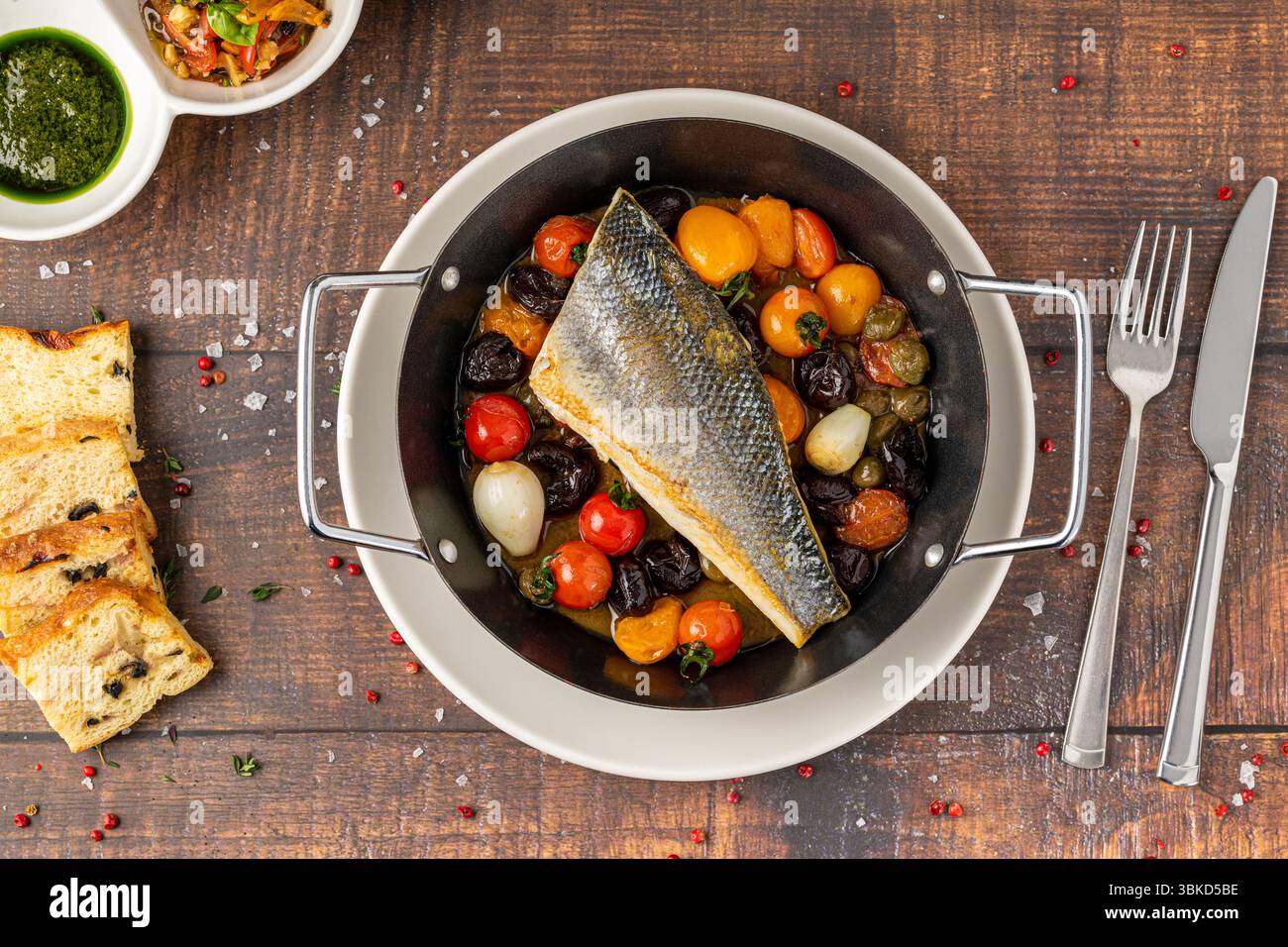 Filet de bar poêlé avec tomates cerises et légumes braisés Banque D'Images