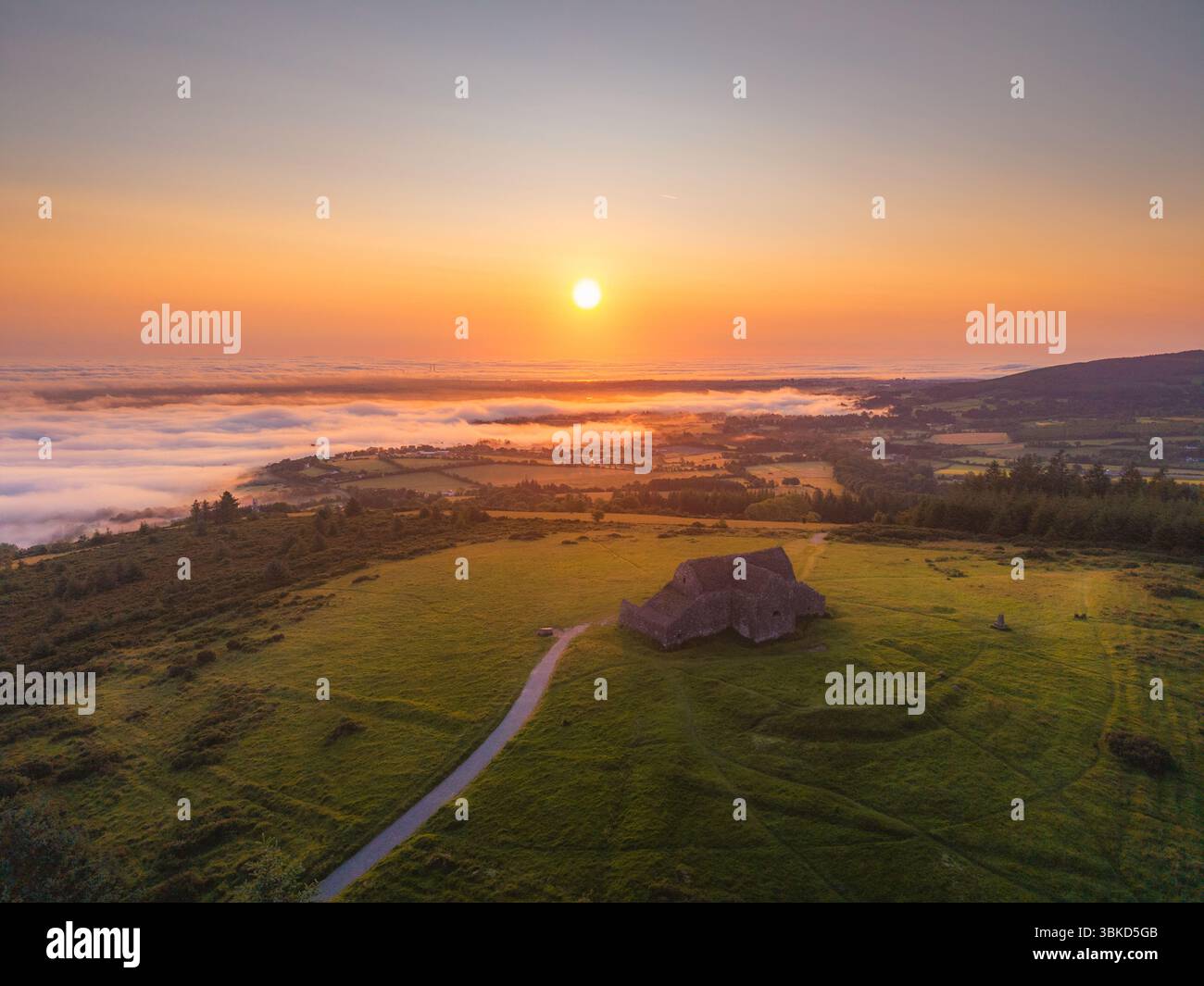 Lever du soleil sur le Hellfire Club regardant un Dublin brumeux Banque D'Images