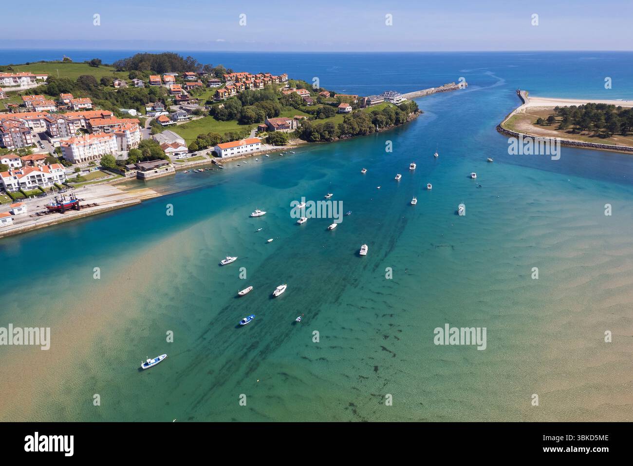 Estuaire à San Vicente de la Barquera, Cantabrie, Espagne Banque D'Images