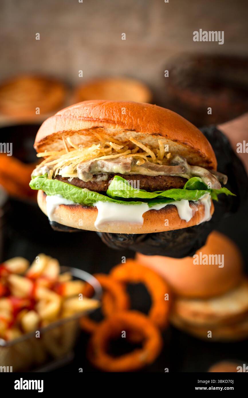 Hamburger aux champignons avec sauce aux champignons et frites croustillantes. Banque D'Images