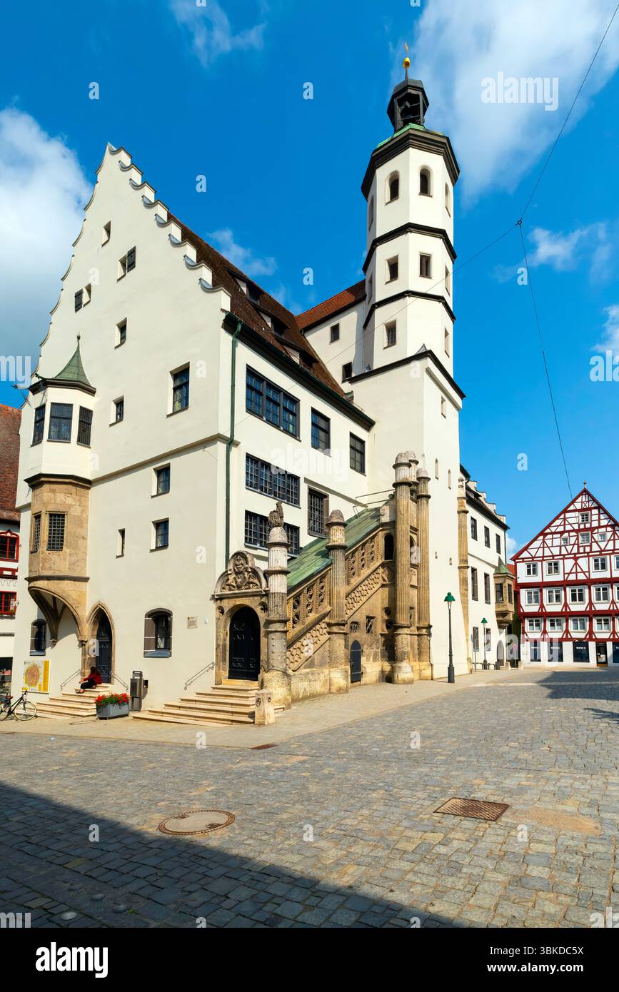 Vue du 13ème siècle Rathaus (Hôtel de ville) dans la ville médiévale de Nördlingen en Bavière, Allemagne. La ville historique du pays entourée par les murs de la ville d'origine Banque D'Images