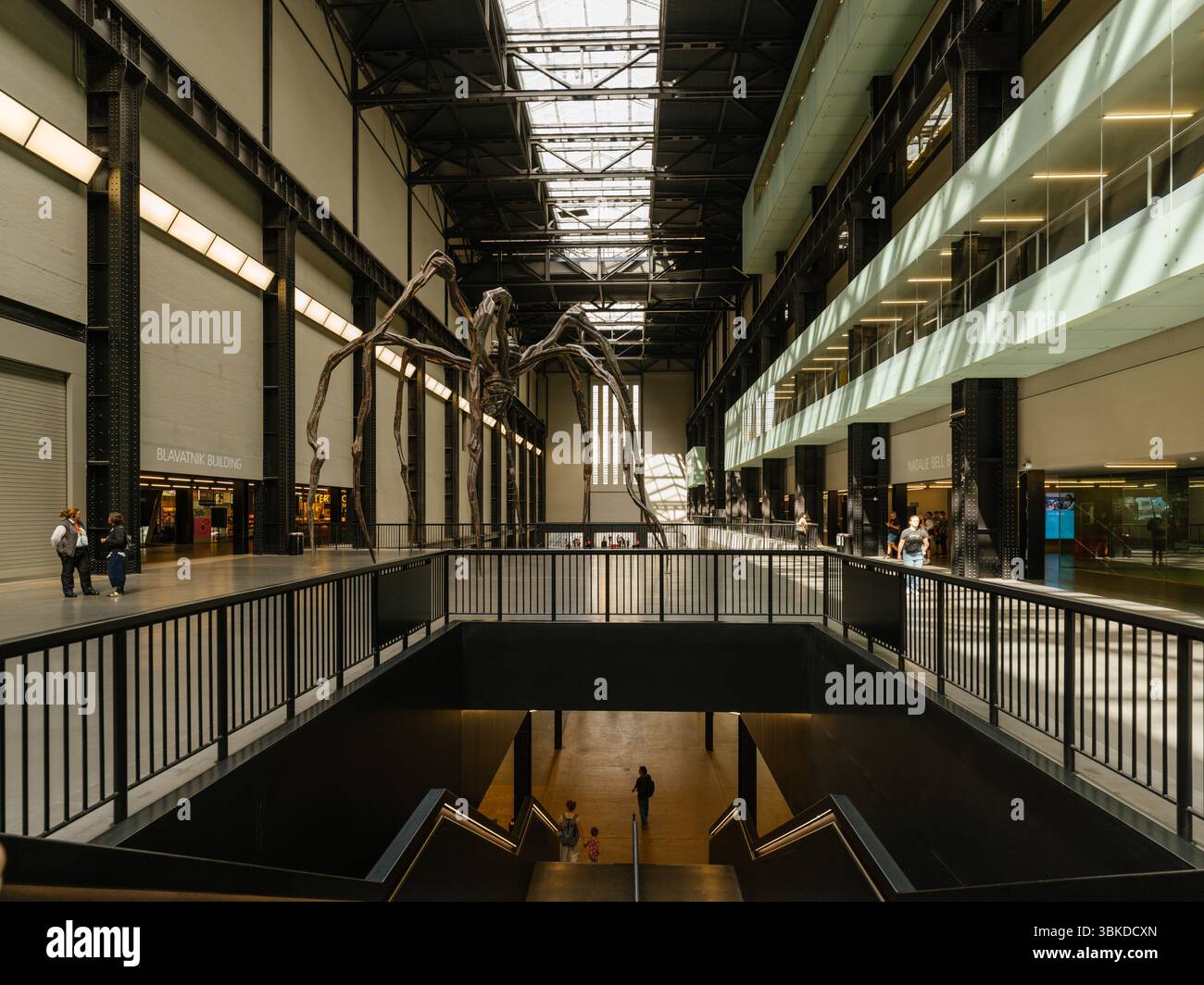 Intérieur de la Tate Modern turbine Hall avec sculpture Louise Bourgeois Maman Banque D'Images